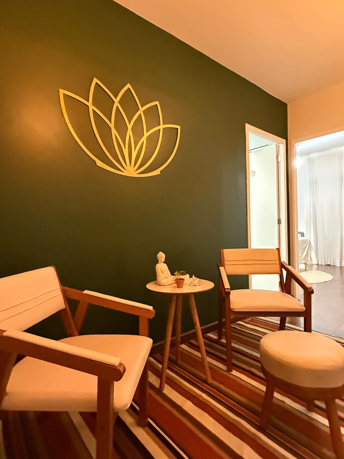 Recepção do Studio Lótus com símbolo dourado